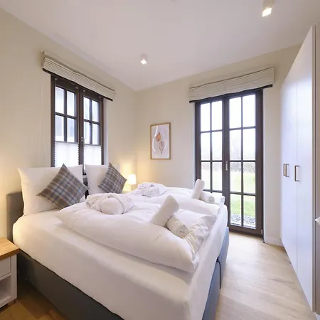 Villa Reetland Am - Luxusplus Reetdachvilla Mit 4 Schlafzimmern, Aussensauna, Loungebereich Und Kamin H06